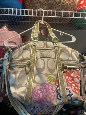 Coach Beige Signature Poppy Daisy Purse